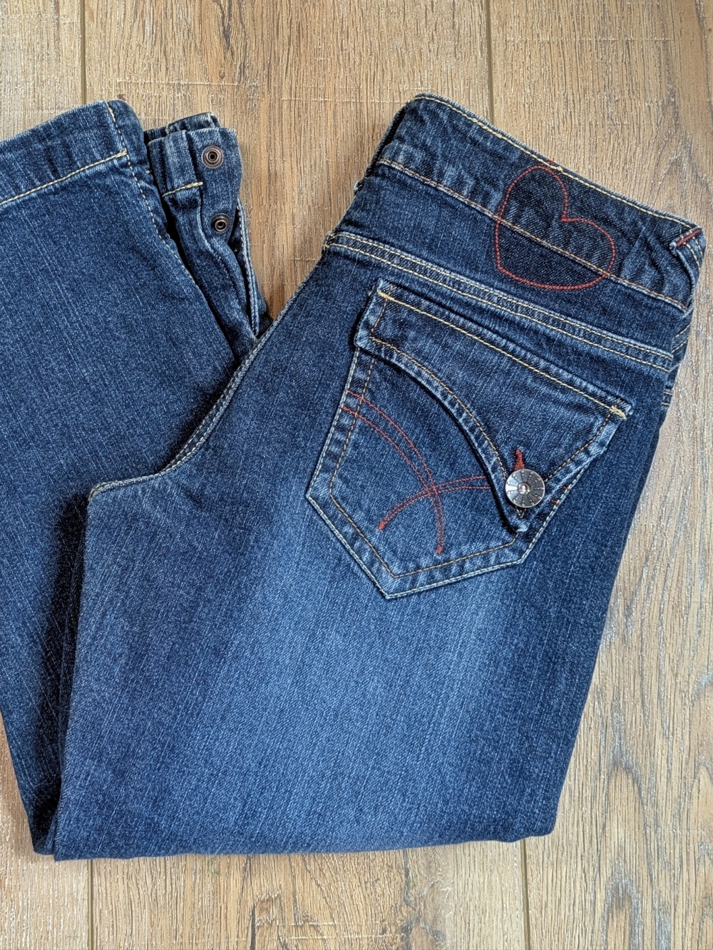 Rare Y2K No Boundaries Heart Embroidered Capris Dark Wash Capris